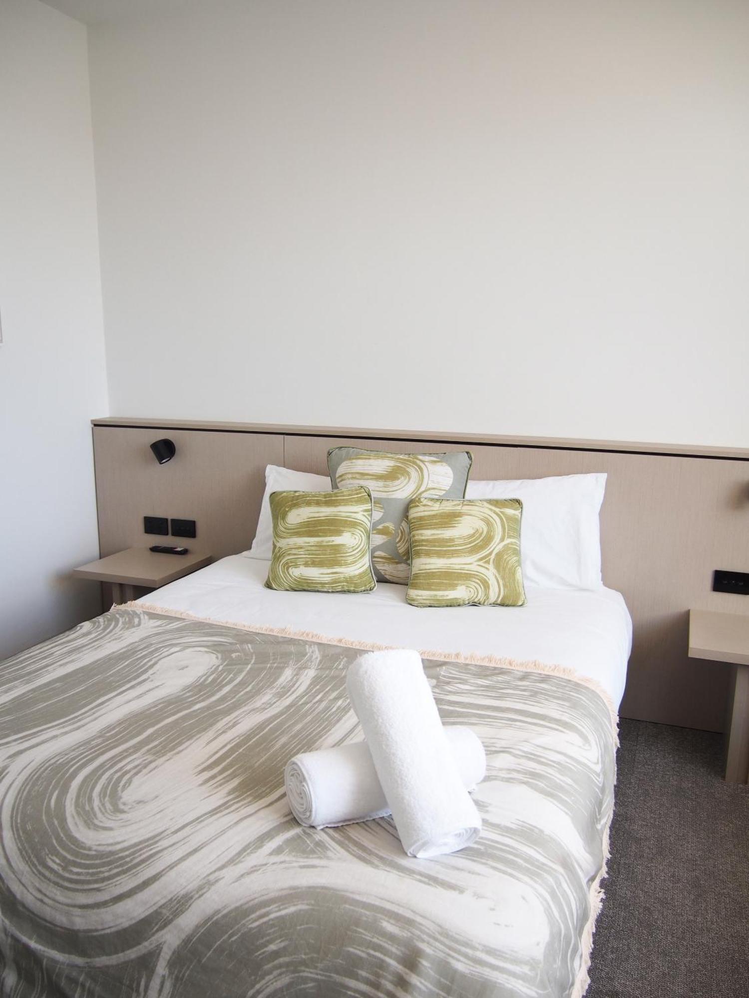 Barrys Beach Road Hotel Sydney Buitenkant foto